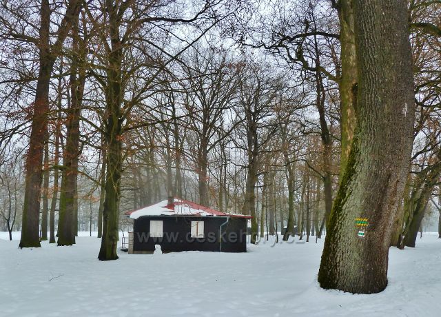 Žamberk - tento srub v remízku Pod Černým lesem hostil žamberské automodeláře