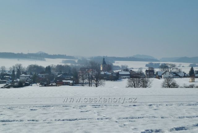 Lukavice - pohled na střed obce od hřbitova