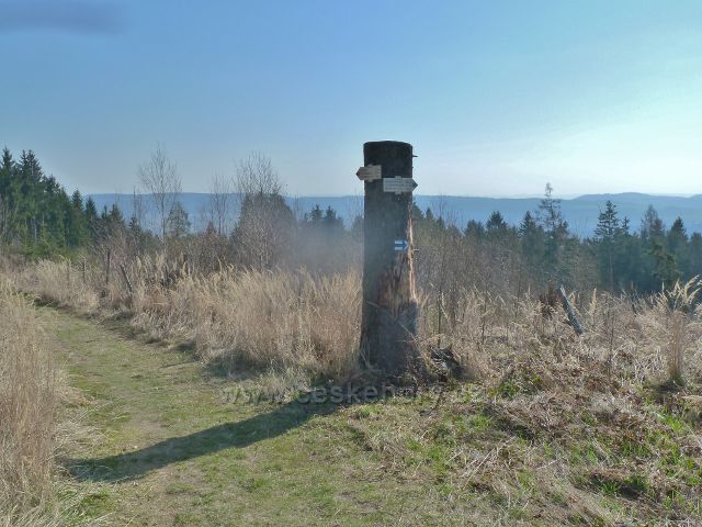 Turistický rozcestník pod rozhlednou na Kozlovském kopci