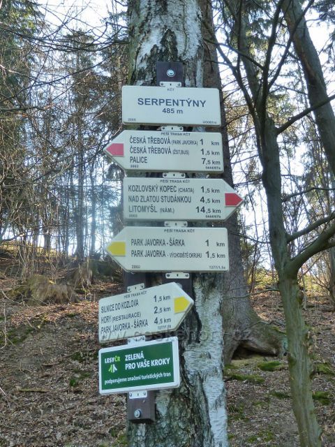 Turistický rozcestník Serpentiny(485 m.n.m.) u silničky z České Třebové na Kozlovský kopec