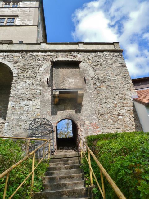 Náchod - vchod ze zámeckých schodů do areálu zámku