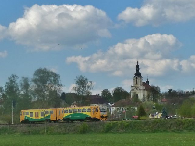 Častolovice - přijíždí motorový vlak z Rychnova n.Kněžnou, v pozadí kostel sv.Víta