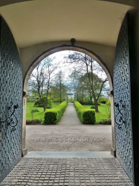 Průhled vstupní bránou zámku v Častolovicích