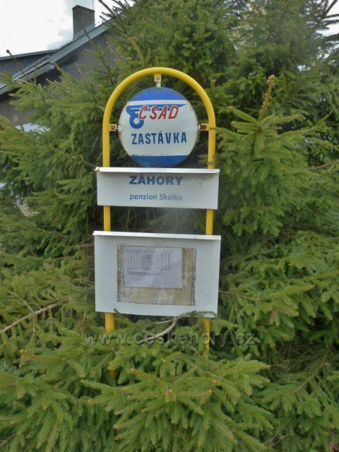 " Imaginární" autobusová zastávka před penzionem Skalka