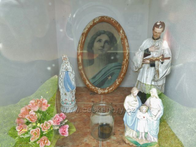 Interiér kapličky u silničky z Kunačic do Kunvaldu