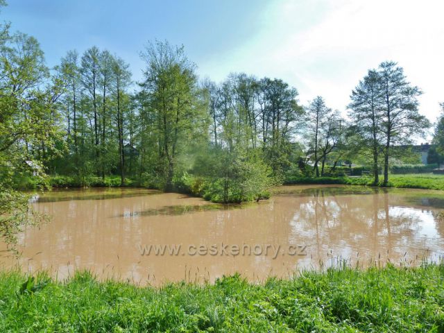 Lanškrounské rybníky - malý rybník po dešti