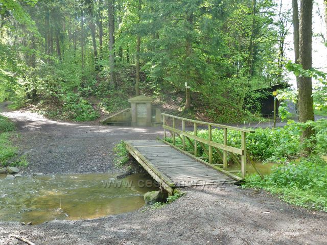 Lanškrounské rybníky - mostek přes Ostrovský potok, v pozadí Eduardův pramen