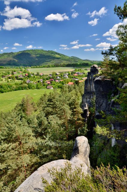 Výhled z Klokočských skal na Kozákov.