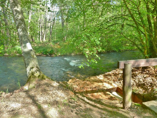 Lukavice - umělý kanál pod řečištěm Chrudimky odváděl kyselé vody z bývalého pyritového dolu v Lukavici mimo mlýn Skály