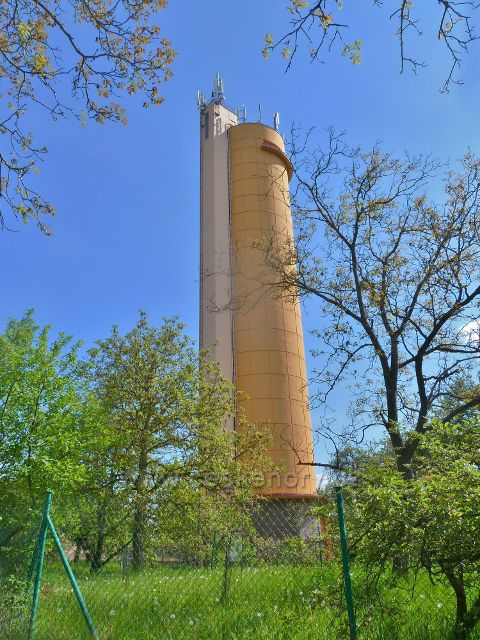Práčov -vyrovnávací vodárenská věž je celkem  vysoká  58 metrů