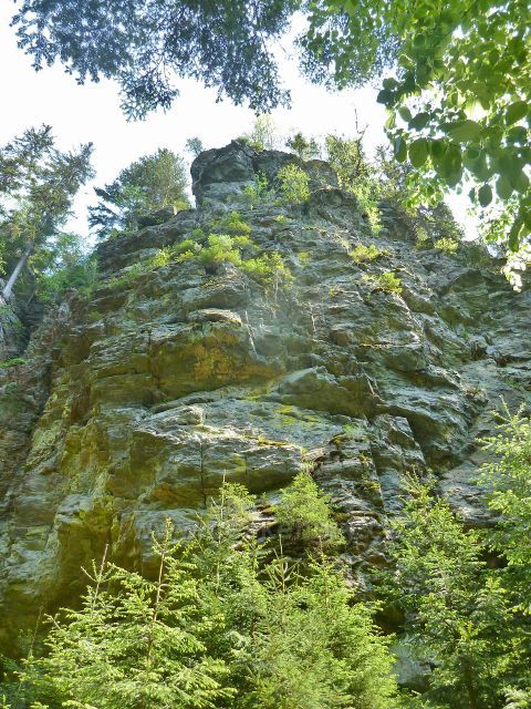 Rešovské vodopády - skalní útvary nad soutokem Huntavy s Tvrdkovským potokem
