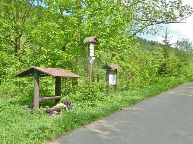 Přístřešek a turistický rozcestník "Údolí Moravské Sázavy"