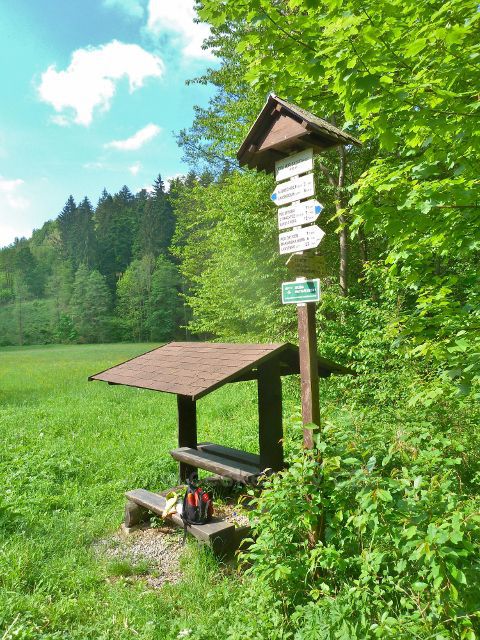 Přístřešek a turistický rozcestník "Údolí Moravské Sázavy"