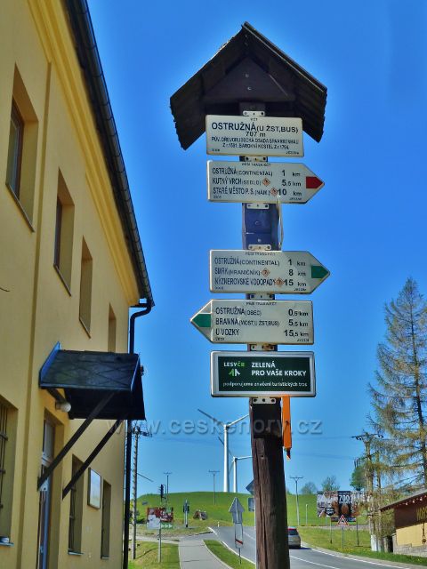 Ostružná - turistický rozcestník pod Muzeem hudebních nástrojů