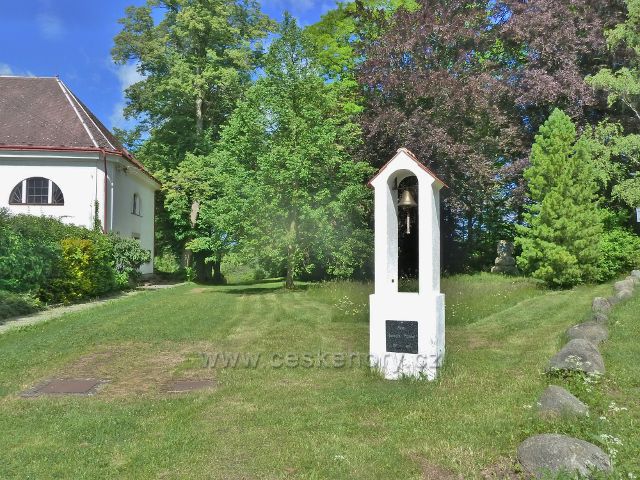 Hradiště - zvonička před evangelickým kostelem