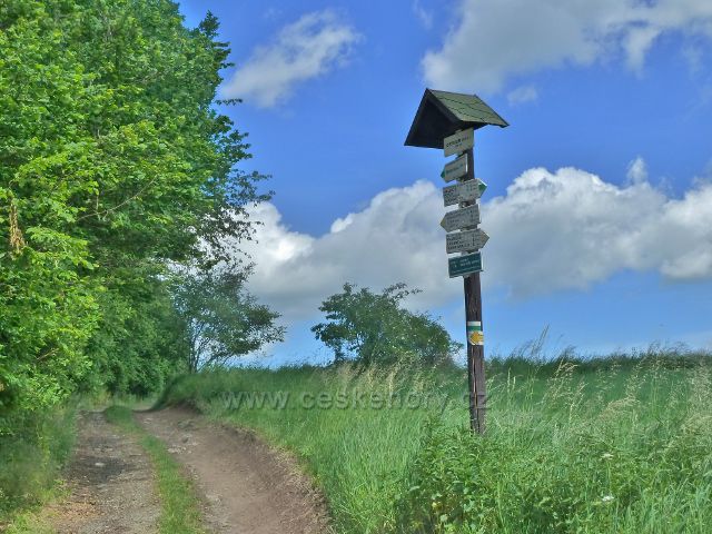 Hradiště - turistický rozcestník Oppidum u silničky nad přehradou Křižanovice I.