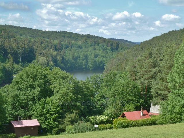 Hradiště - pohled na přehradu Křižanovice I. ze silničky od Hradiště