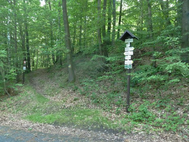 Hradiště - turistický rozcestník Křižanovická přehrada u silničky nad přehradou