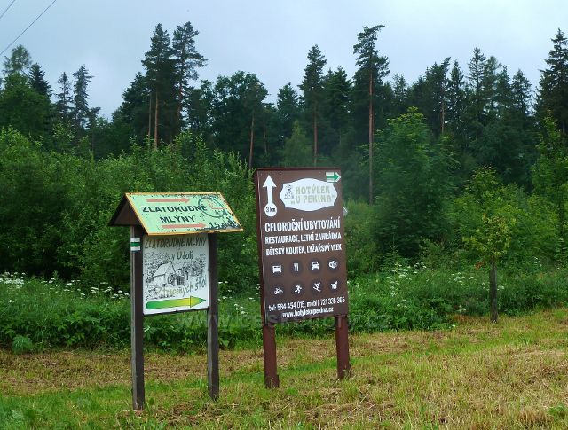 Poutač Zlatorudných mlýnů na okraji Údolí ztracených štol