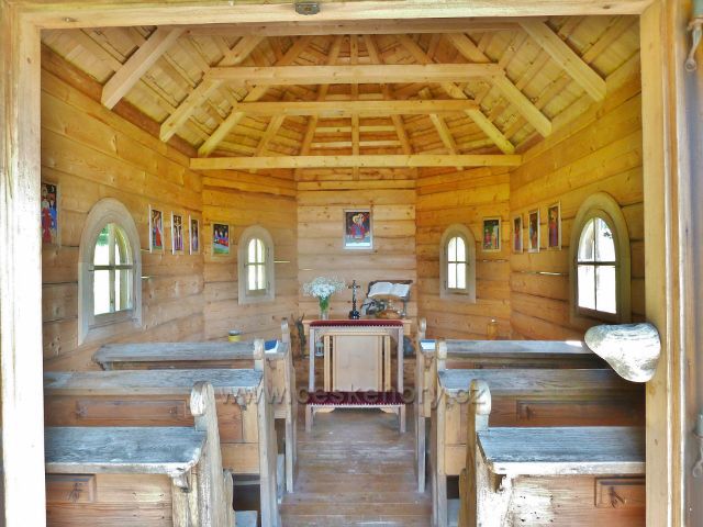 Interiér kaple sv. Kryštofa v areálu chaty Paprsek