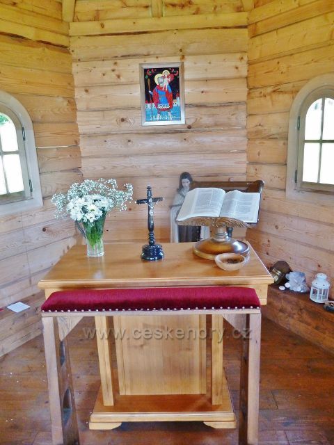 Interiér kaple sv. Kryštofa v areálu chaty Paprsek