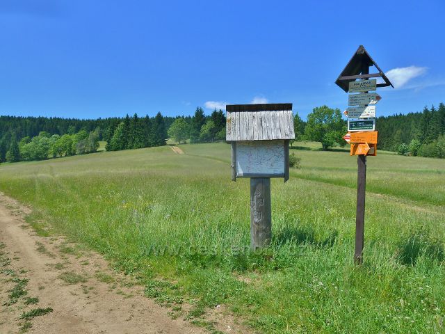 Ostružná - turistický rozcestník "Pod Stráží" (810 m,n,m,), vpravo neznačená cesta na Ostružník