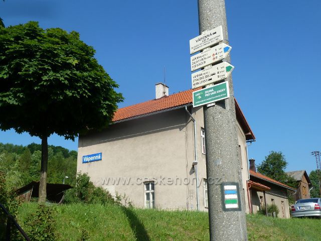 Vápenná - turistický rozcestník u nádraží ČD