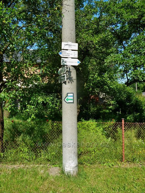 Vápenná - turistický rozcestník na modré a zelené TZ "Vápenná" (rozcestí) 420 m.n.m.