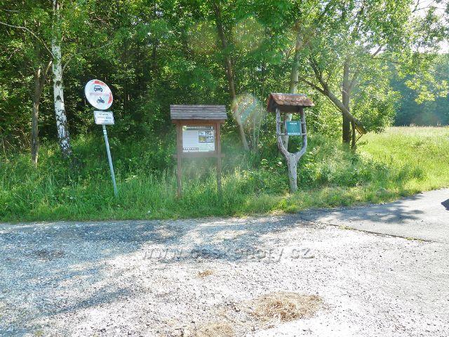 Vápenná - modrá TZ vyúsťuje na silničku k osadě Paseky