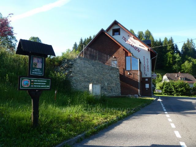 Nové Losiny - penzion Trojkámen u autobusové zastávky