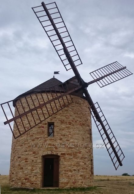 Větrný mlýn v Jalubí