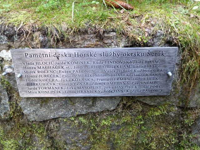 Ramzová - pamětní deska HS okrsku Šerák u kapličky Dobrá voda