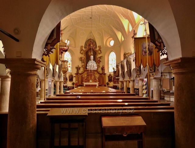 Velké Losiny-kostel sv. Jana Křtitele se zazděným původním kamenným oltářem a kaplí sv. Kříže