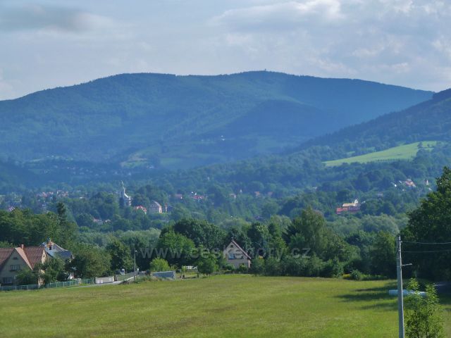 Pohled na Bystřici n.O. ze silničky v Záolší, v pozadí hřeben Slezských Beskyd
