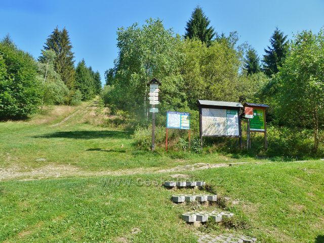 Bukovec - turistický rozcestník "Gírová (chata), 775 m.n.m." a informační tabule  před chatou Gírová