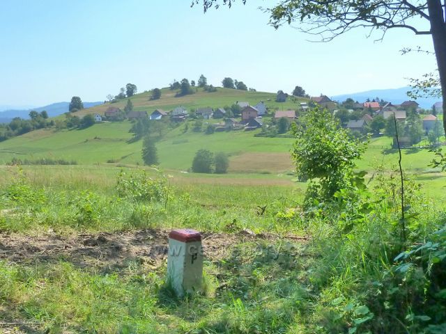 Bukovec - pohled z hraniční silničky k osadě Lupienie v Polsku
