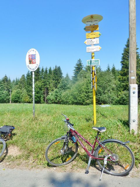 Český turistický rozcestník na českopolské hranici " Jaworzynka - Lupienie , 650 m.n.m."