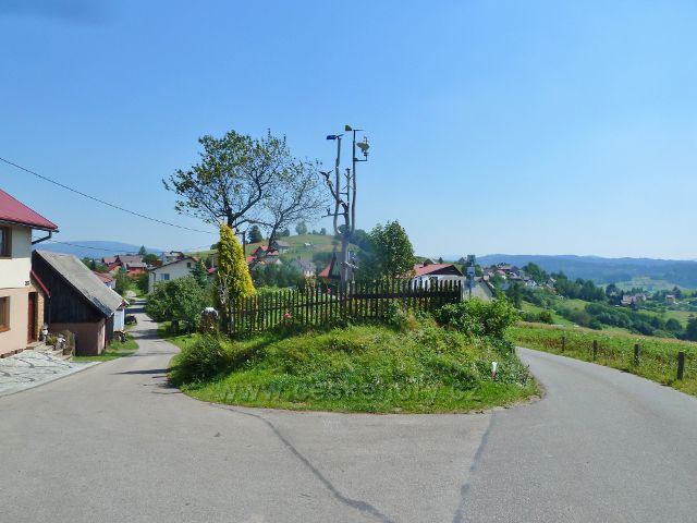 Jaworzynka - rozcestí na okraji osady Lupienie