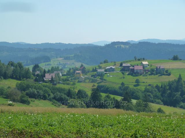 Jaworzynka - pohled z trasy po zelené TZ k protilehlé silničce na Trojmezí. V pozadí Kysucké vrchy