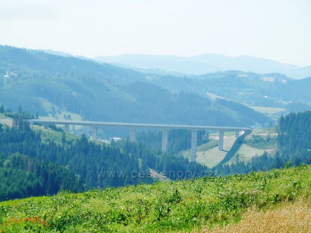 Jaworzynka - pohled na nový dálniční most Valy na Kysucké dálnici D3 na Slovensku.Svou výškou 84 m. je nejvyšším mostem na Slovensku.