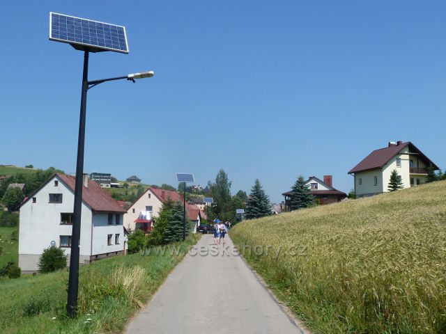 Jaworzynka - fotovoltaikové veřejné osvětlení podél silničky na Trojmezí