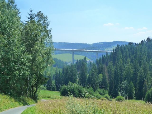 Pohled ze silničky k Hrčavě zpět ke slovenskému dálničnímu mostu Valy