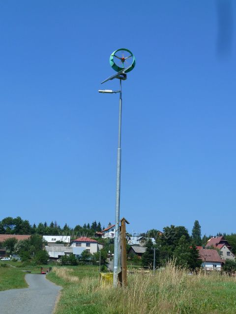 Hrčava - vylepšené fotovoltaické veřejné osvětlení o "větrnou minielektrárnu"