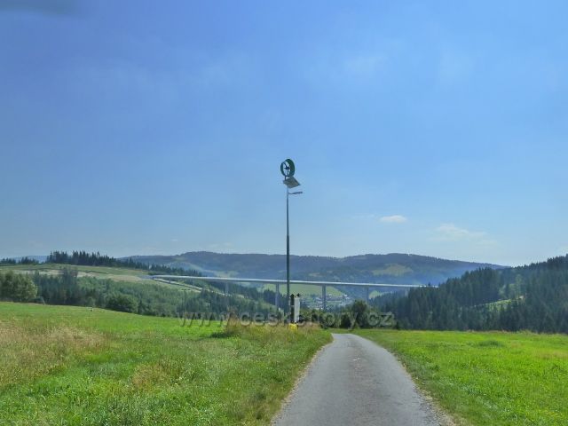 Hrčava - pohled k dálničnímu mostu na Slovensku Valy, v popředí veřejné osvětlení, v pozadí Kysucké vrchy