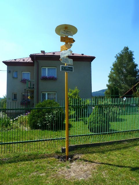Hrčava - turistický rozcestník"Hrčava(bus), 605 m.n.m."
