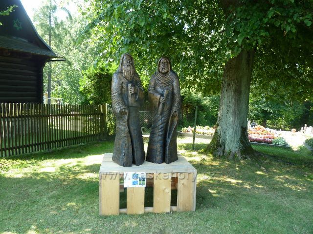Hrčava - sochy sv.Cyrila a Metoděje před hřbitovem