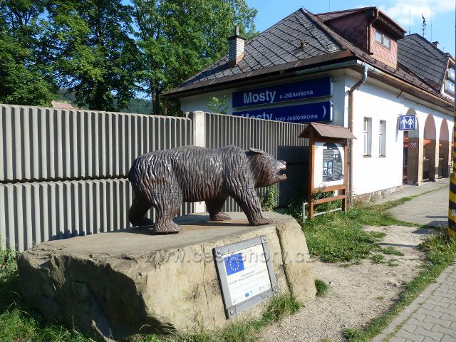 Mosta u Jablůnkova - socha medvěda na nástupišti nádraží ČD