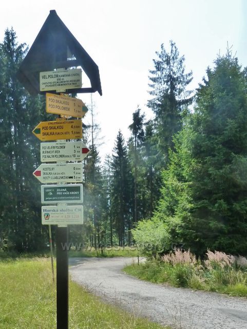 Turistický rozcestník "Velký Polom (Kamenná chata), 950 m.n.m."