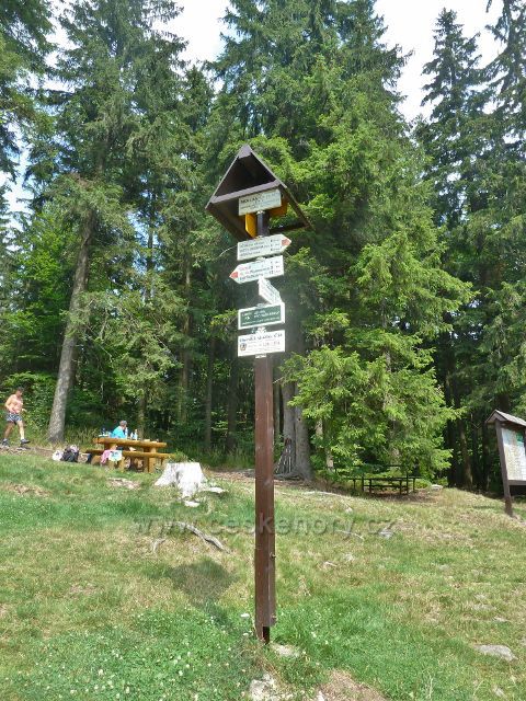 Turistický rozcestník"Skalka(tur.ch.KČT), 910 m.n.m."