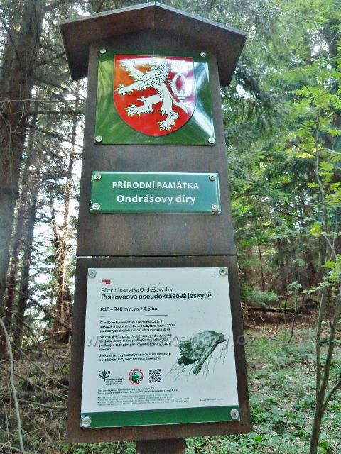 Označení a tabulka PP Ondrášovy díry u rozcestí Pod Lukšincem